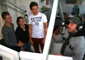Alexander Reuter, Lea Finkler und Marc Kößling „on Air“ mit Moderator Nils Thamm. 