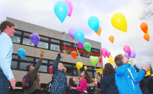 Zum Abschluss der Veranstaltung ließen die Viertklässler die Luftballons aufsteigen.