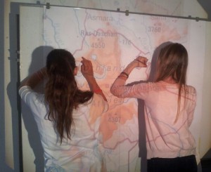 Schüler bei der Erstellung der Landkarte.