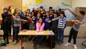 Die Schüler der 8. Klasse zeigen, wer den "Deutschen Lehrerpreis" erhalten hat: ihre Klassenlehrerin Dr. Fee-Isabelle Rautert.
