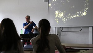 Thomas Rahne demontrierte den Schülern Satellitenbilder der Erde.