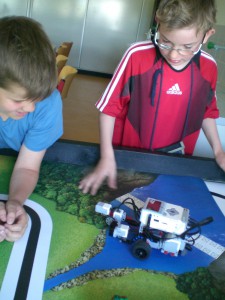 Felix und David prüfen, ob ihr Roboter macht, was er soll.