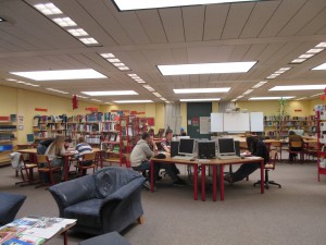 Die Bibliothek ist das Informationszentrum der Schule.