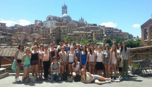 Die Schülerinnen und Schüler mit ihren Lehrern vor der Altstadt von Siena.