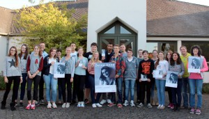 Schüler führen durch die Anne-Frank-Ausstellung.