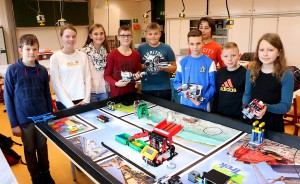 Die Teilnehmer der Robotics-AG bereiten sich auf die „First Lego League“ vor.