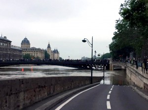 Ungewohntes Bild: überflutete und gesperrte Straßen in Paris.