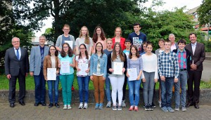 Gemeinsames Gruppenfoto mit Preisträgern von FSG, FWG, Regino-Gymnasium Prüm und Ehrengästen.