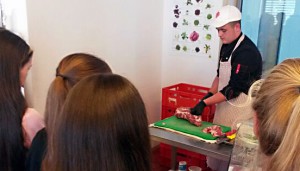 Beim "Tag der Schulverpflegung" konnten die Schüler beobachten, wie Fleischverarbeitung funktioniert.