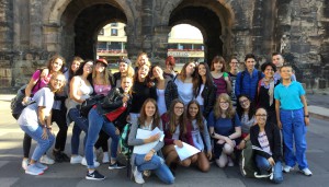 Gruppenfoto vor der Porta Nigra.