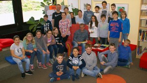 Die Schüler aus der fünften Jahrgangsstufe in der Bibliothek des Friedrich-Spee-Gymnasiums mit dem Autor Martin Ebbertz.  
