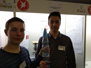 Johannes und Leon erreichten mit ihrer Wasserrakete einen 1. Preis in Physik.