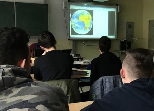 Im Erdkunde-Fachraum bekamen die Schüler einen Live-Blick auf die Erde.
