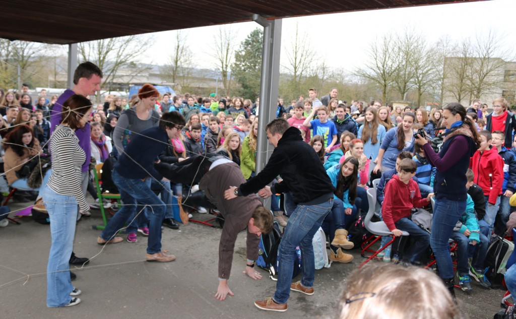 Schüler gegen Lehrer: Sportlich-lustiges Duell beim Abistreich