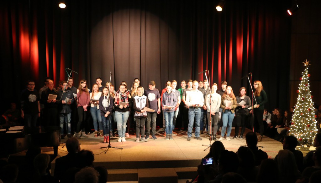 „Musikalischer Abend“ in der Aula: Weihnachtliche Klänge auf großer Bühne