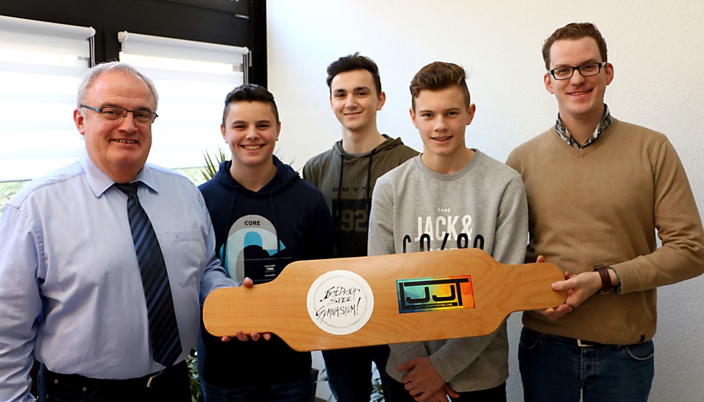 Schülerfirma übergibt selbst produziertes Longboard