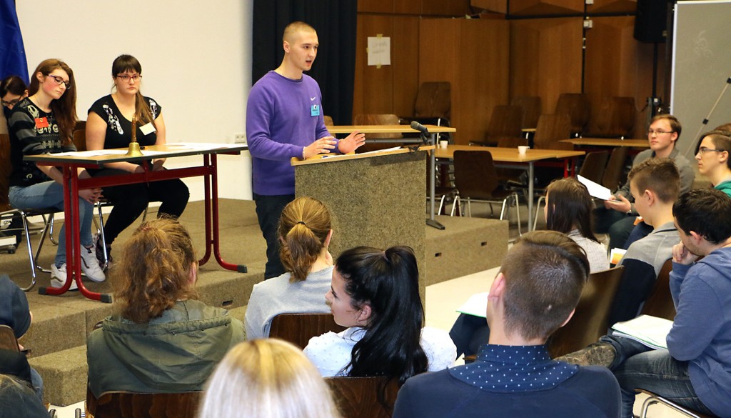 Politische Debatten in der FSG-Aula: Planspiel zum Thema „Bundestag“