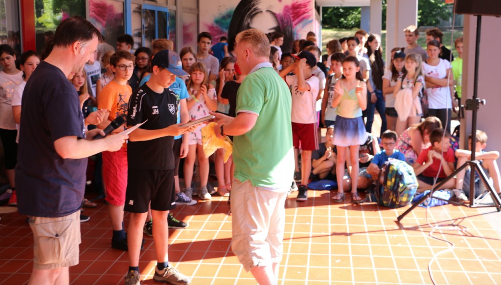 Große Bühne auf dem Schulhof: Ehrungen für besondere Leistungen