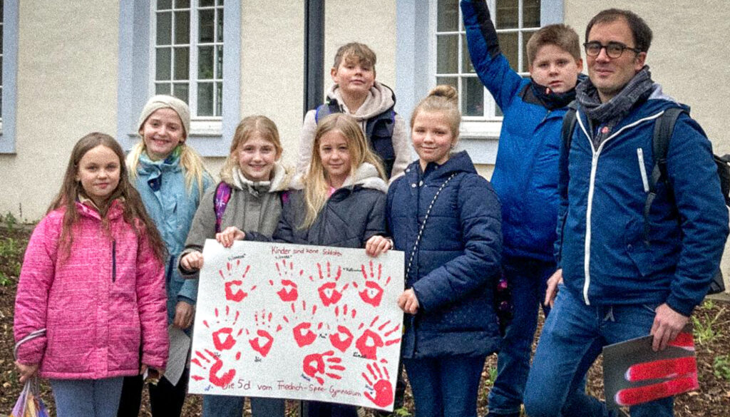 Aktion Rote Hand am FSG: Kinder sollen keine Soldaten sein!