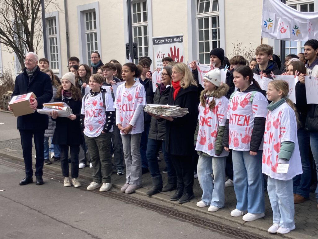 Viele Rote Hände als Protest